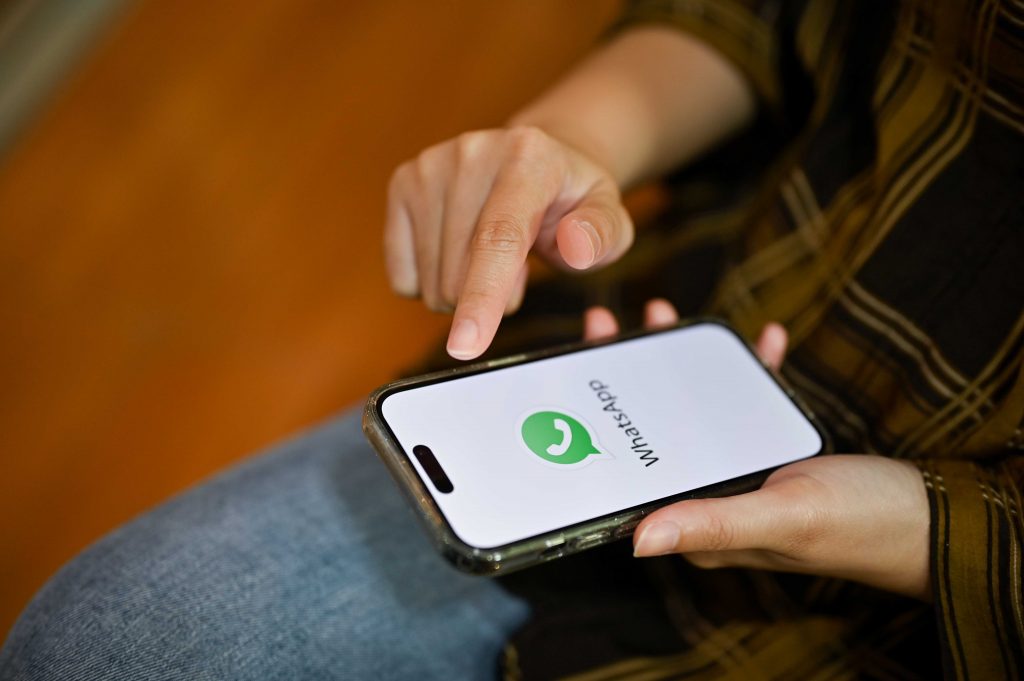 Key Benefits of WhatsApp in Client Relationships batcheditor fotor WhatsApp,Client Relationships,Conversify